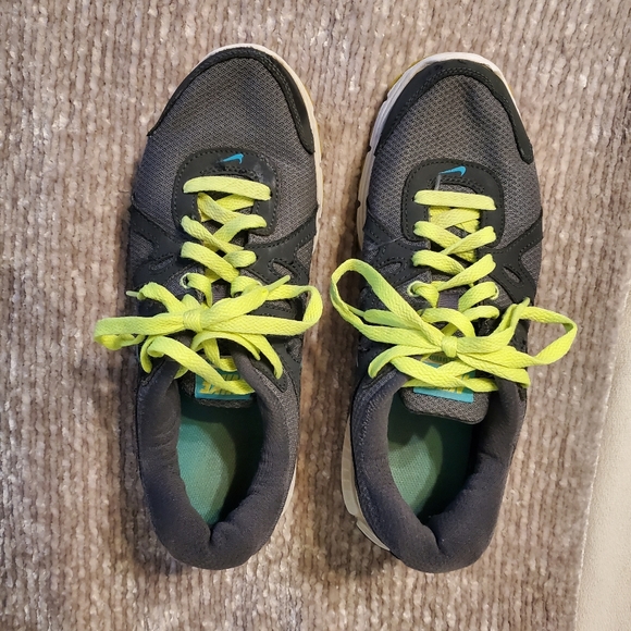 Nike revolution sneakers women's 8.5 - Picture 2 of 11